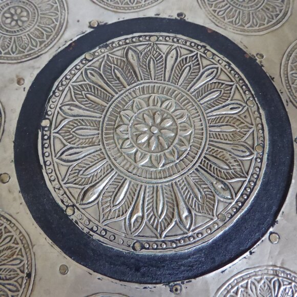 VINTAGE 7” HANDCRAFTED HAMMERED SILVER METAL TIN & WOOD TRIVET SET OF 2 (USED) - Picture 5 of 9